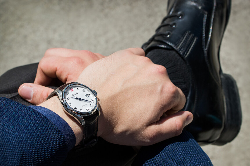 Choix parfait : bracelet noir assorti aux chaussures noires.