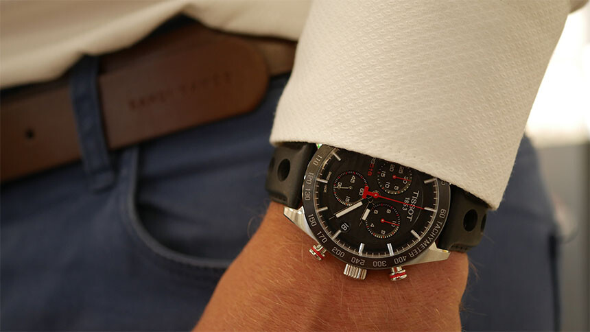 Erreur : La ceinture et le bracelet ne vont pas ensemble. Sans parler du style résolument sportif de la montre. À une remise de diplômes, cela ne passerait pas.