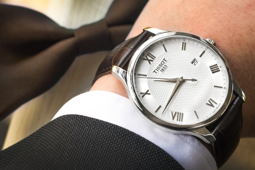 Excellent choix : boîtier acier et bracelet cuir.