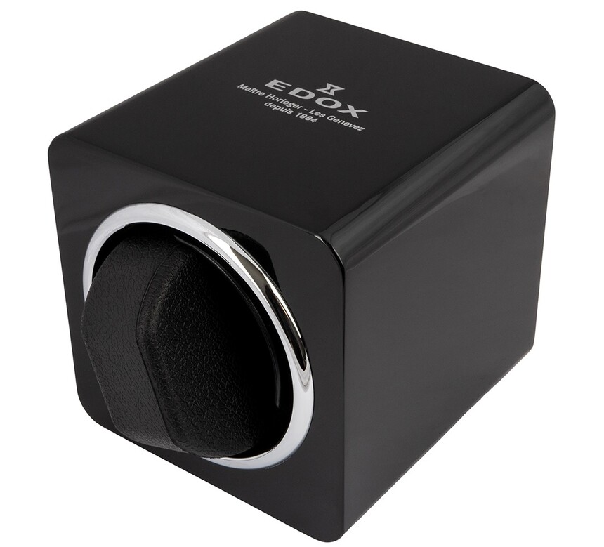 La boîte comprend également une boîte à remontoir Edox.