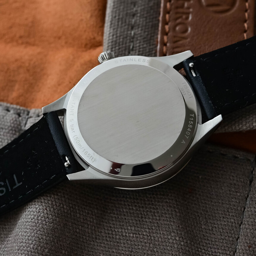 Il est sans doute vain de parler ici de degré de décoration ; Tissot l’a donc intelligemment masqué par un fond plein offrant une surface qui appelle littéralement une gravure personnelle.