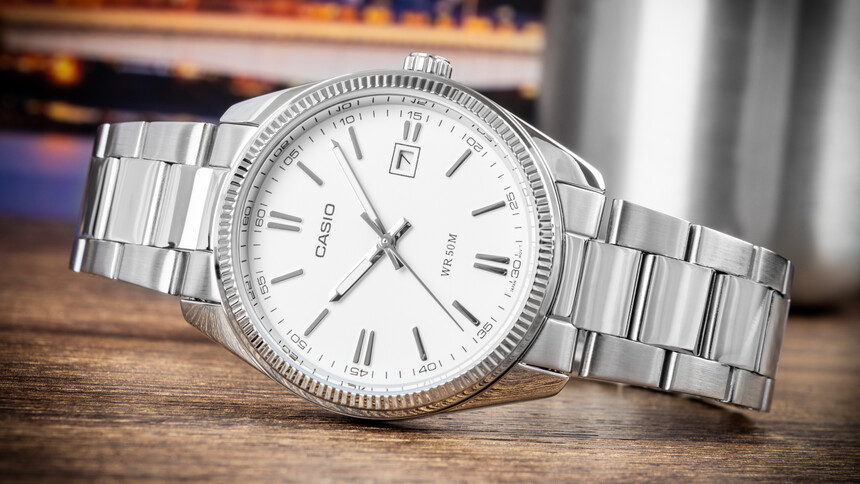 Des teintes comme le blanc, le noir ou le bleu s’accordent presque à tout et sont donc les plus polyvalentes.